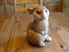 süsser, dekorativer Hase, Häschen aus Kunststein, Osterhase