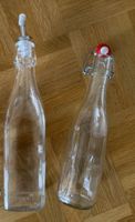 Zwei Glasflaschen mit Bügelverschluss und Ausgiesser