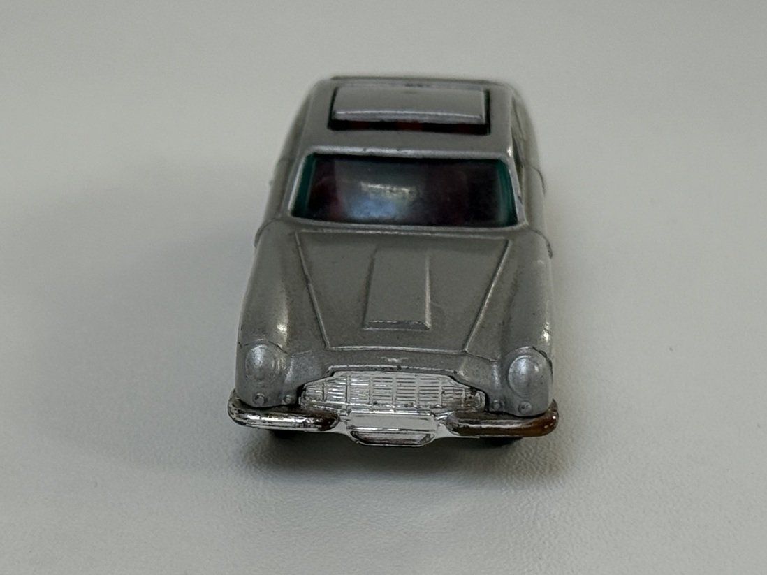 Aston Martin Modellini d'auto: Husky Aston Martin DB5 James Bond 007 – Siège éjectable – Usato da Denges venduto da peumens 1