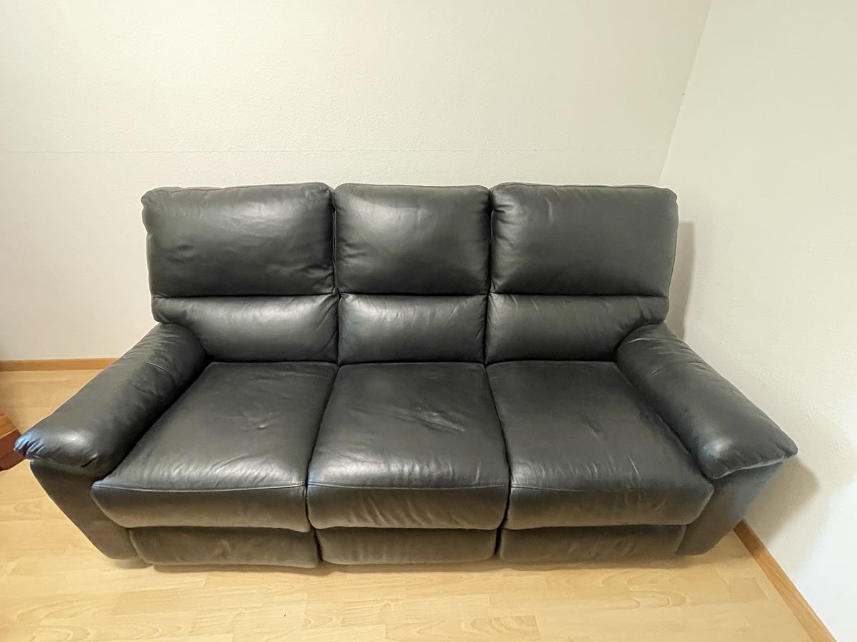 Sofas: Ledersofa Schwarz mit Liegefunktion – D'occasion à Illnau par gra_v5qy 1