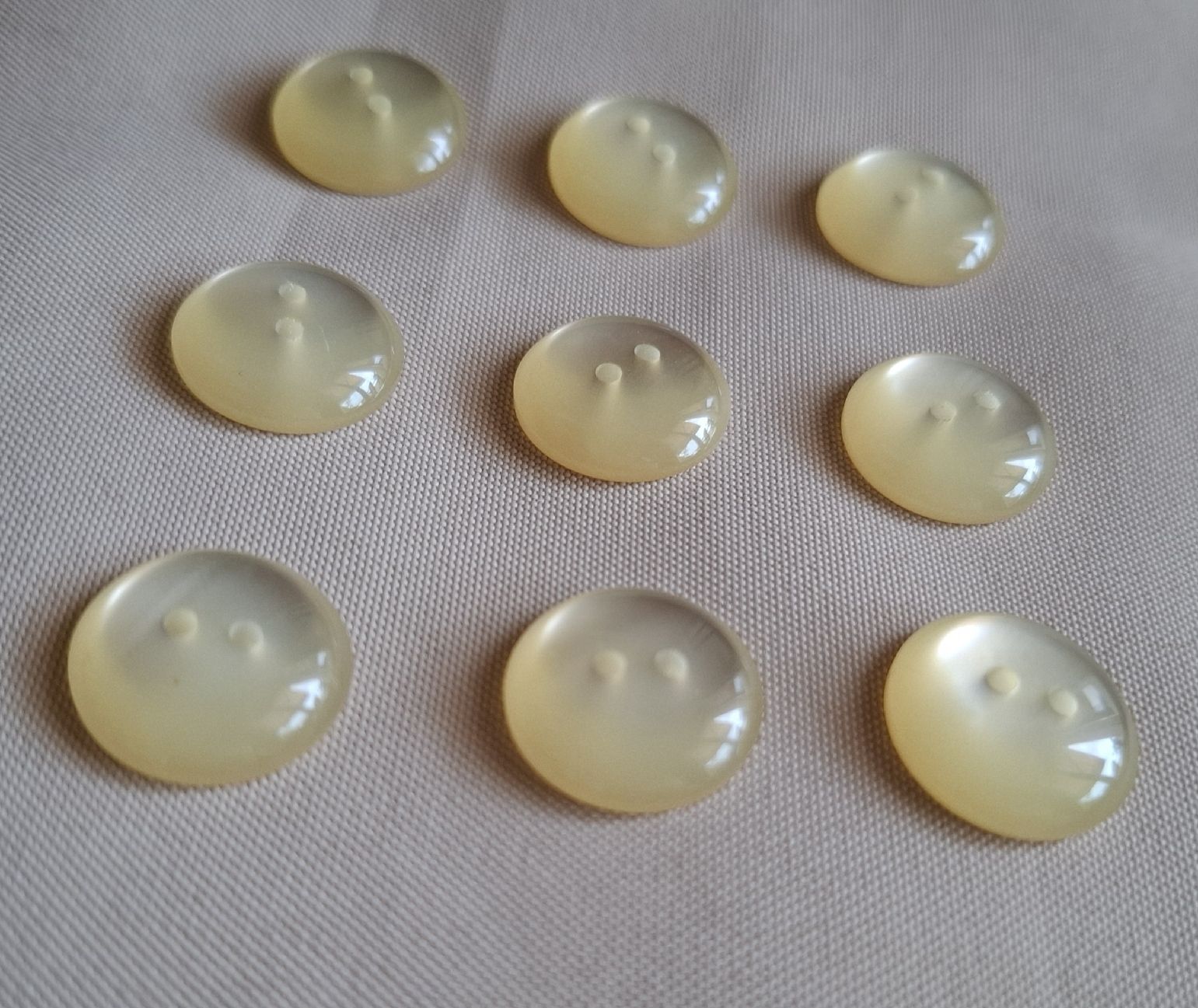 Boutons: 9 Stück Knöpfe, eierschalenfarbe, 18 mm. – D'occasion à Dietikon par Hirschkopf 1