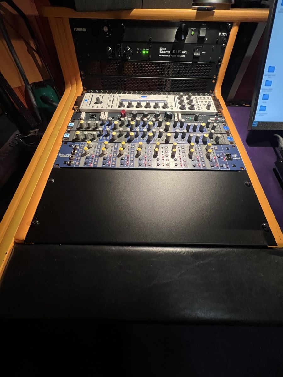 Omnirax Desk/Pult 24HE Racks inkl. neuem 40“ Bildschirm (Gebraucht) in ...