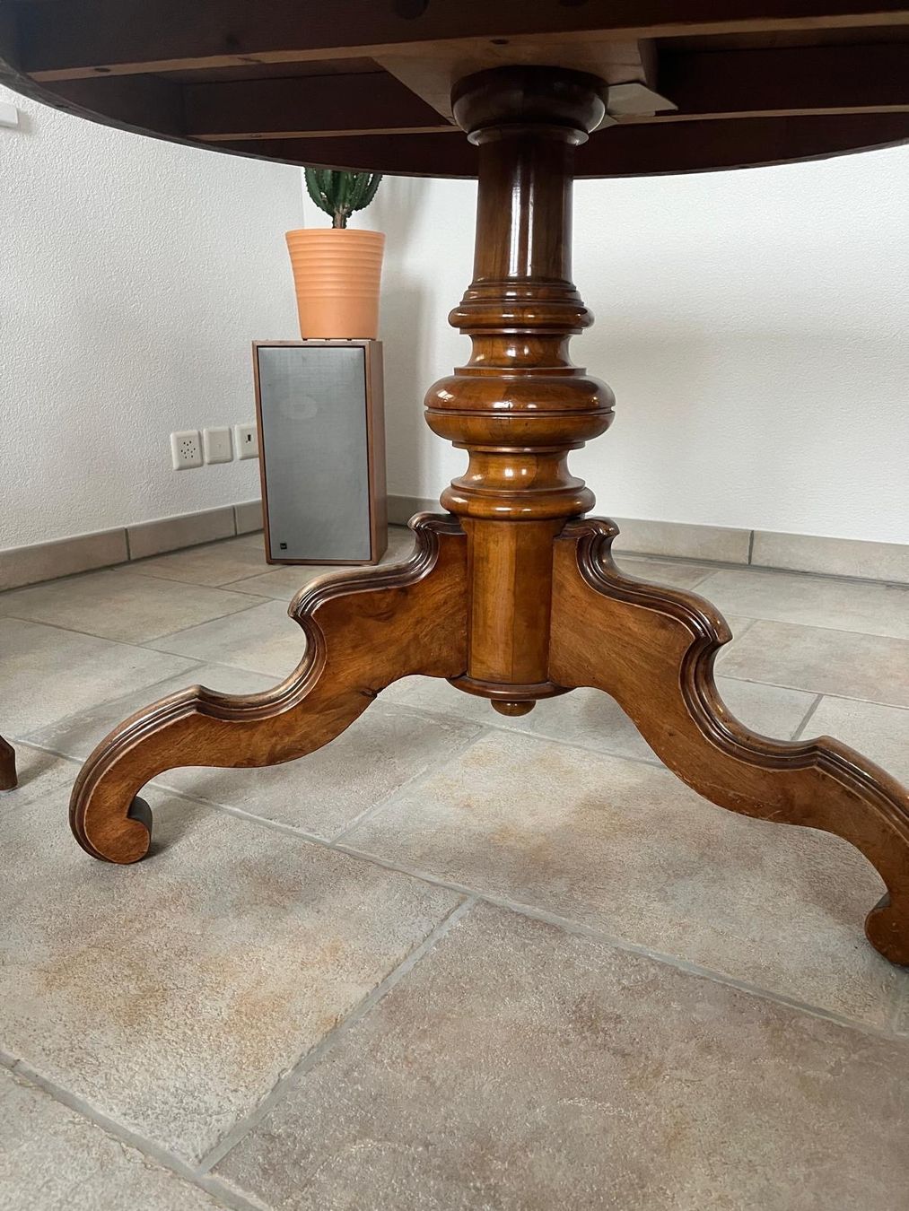 Tische: Wunderschöner runder Tisch im Louis-Philippe-Stil – Gebraucht aus Klingnau von Umweltklinik 2