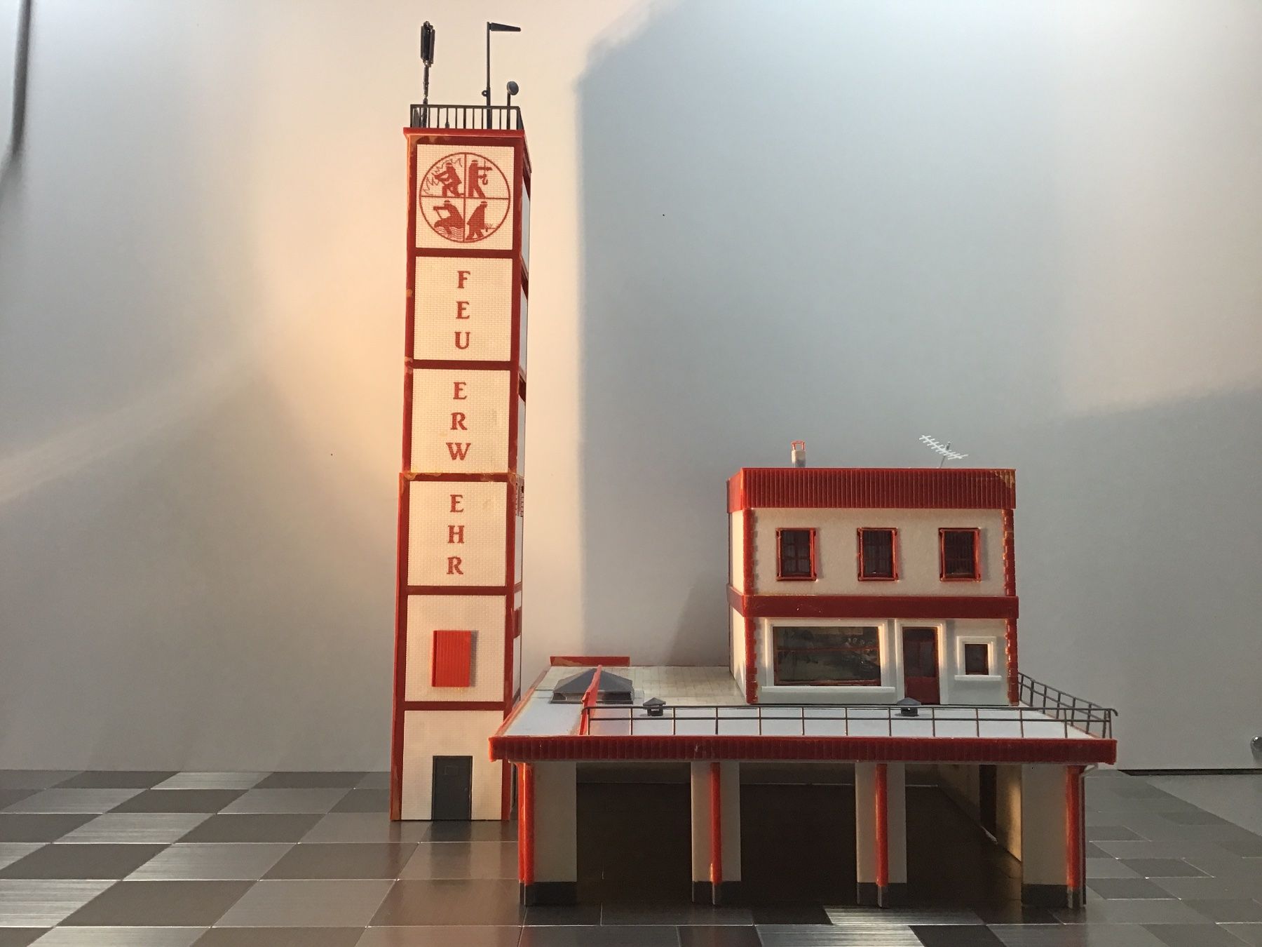 Faller Modellini di ferrovie: FALLER MODERNE FEUERWACHE – Usato da Männedorf venduto da Spezial-Modelle