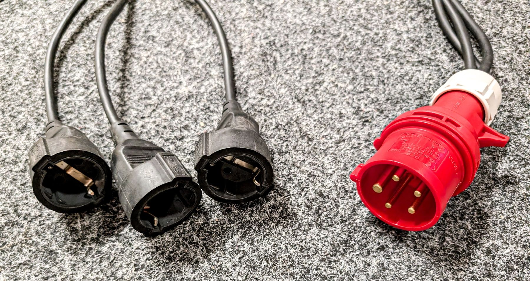 Alimentazione elettrica: Stromadapter CEE 16A auf 3x Schuko – Usato da Kriessern venduto da Droopy 1