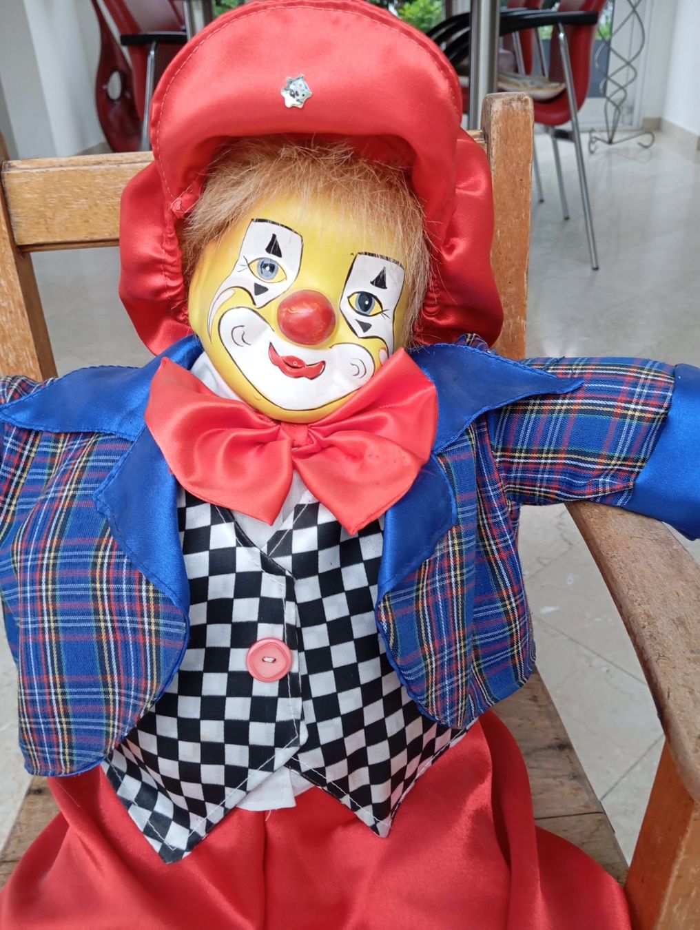 Statuette: Clown-Figur auf einem antiken Kinderstuhl – Usato da Oberägeri venduto da baerghuus 1