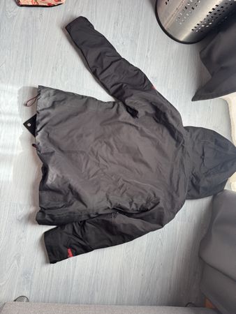 Schwarze Skijacke