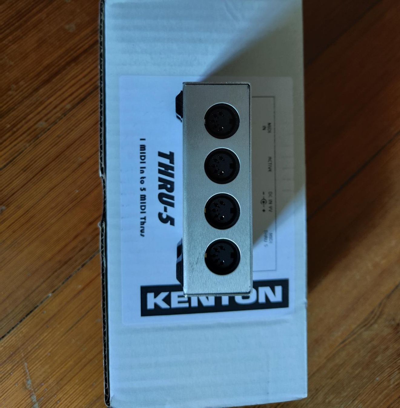 Strumenti musicali: Kenton THRU-5 MIDI Thru box – Nuovo e nell'imballaggio originale da Zürich venduto da leandra.tmn 1