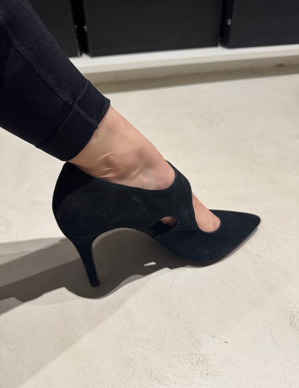 Damenschuhe: Escarpins noirs en daim – Gebraucht aus giffers von sev_c9x9