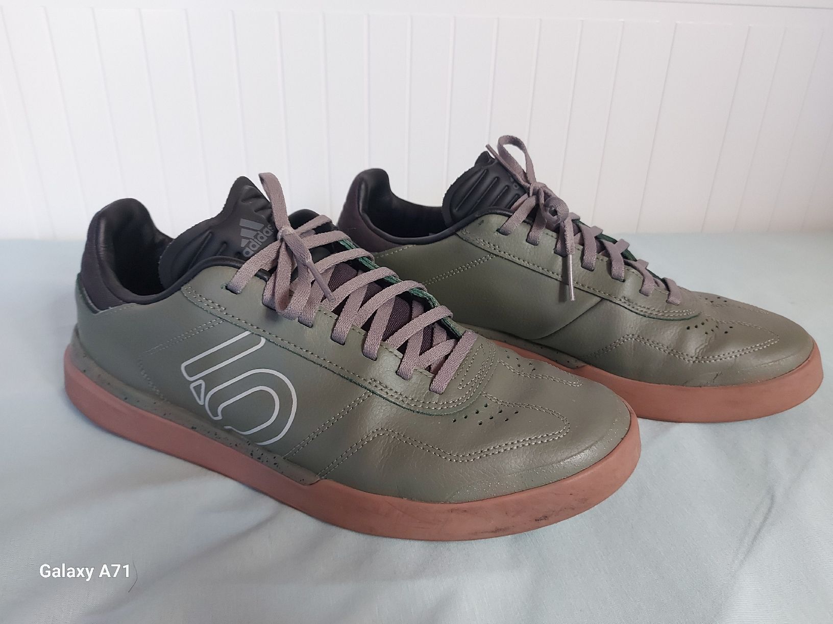 Adidas Chaussures hommes: Adidas Schuh Grösse 44 – D'occasion à Rumisberg par AaronRodgers81