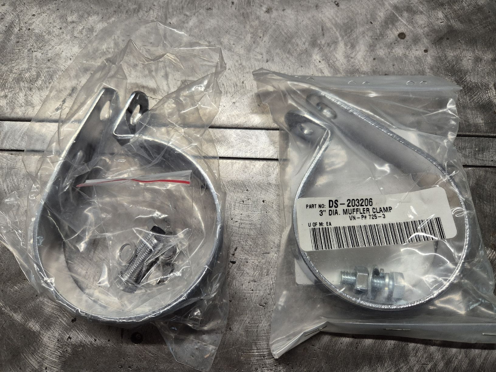 Harley-Davidson Auspuffanlagen: Brides échappements Harley-Davidson  – Neu und originalverpackt aus Le Locle von CHEGUA