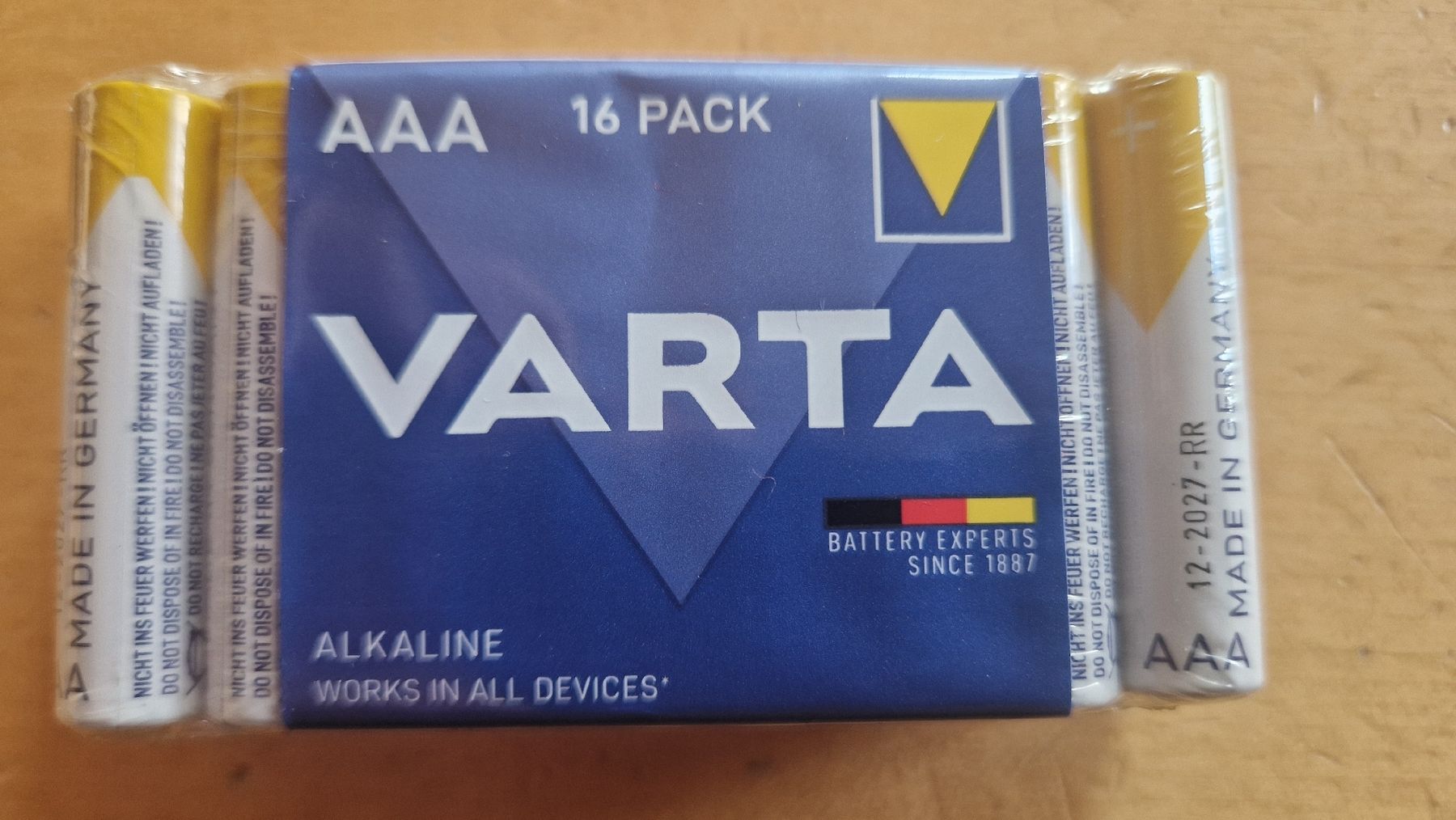 Varta Caricatori & Batterie: 16 Pach de piles Varta Alcalines  – Nuovo e nell'imballaggio originale da Ste-Croix venduto da Sporchet