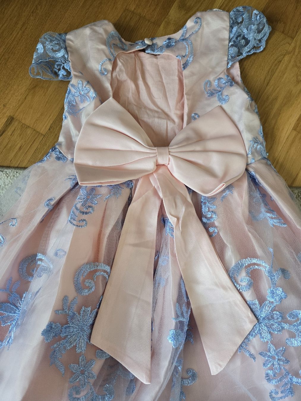 Costumes: Festkleid rosa/hellblau Spitze bestickt – D'occasion à Luzern par par_bf9c 2