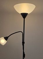 Schwarze Stehlampe mit Lesearm in gepflegtem Zustand