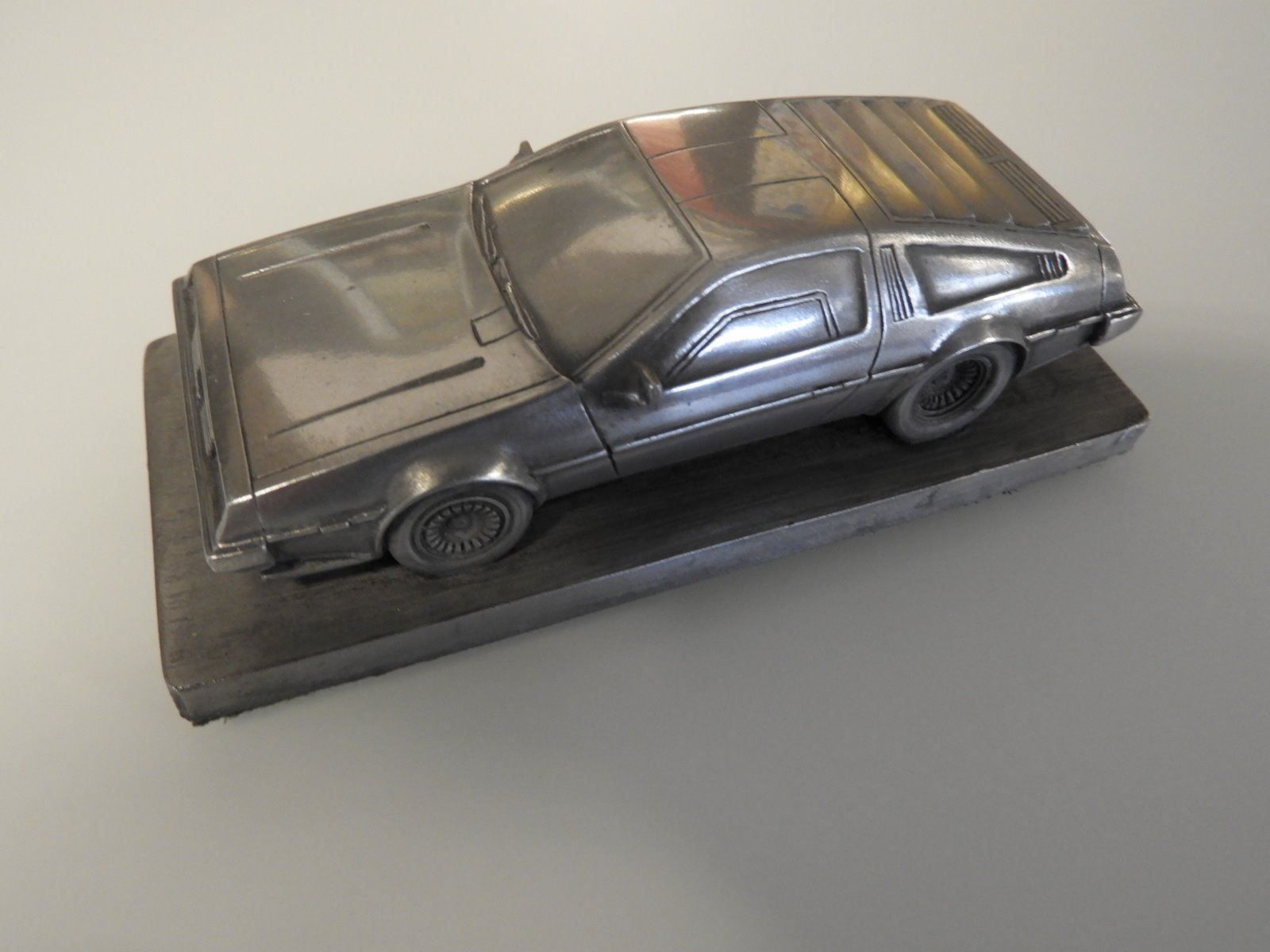 Delorean Modellini d'auto: De Lorean Modell ca. 1:43 auf Sockel – Nuovo e nell'imballaggio originale da Bazenheid venduto da derdelorean01