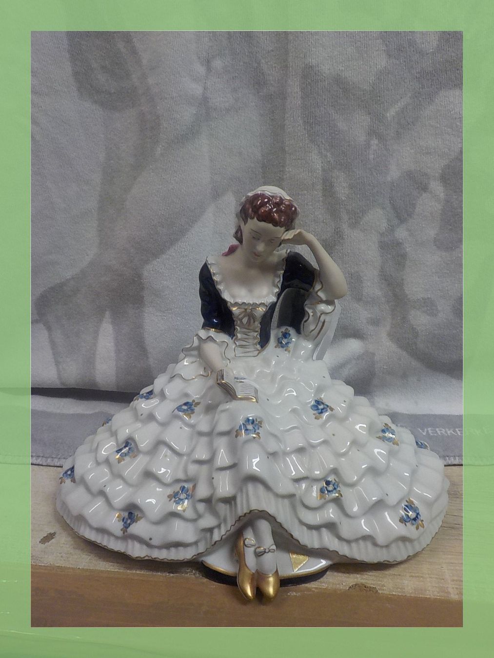 Royal Dux Statuette: Royal Dux Dame Mit Buch – Usato da Bülach venduto da Freieck