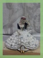Royal Dux Dame Mit Buch