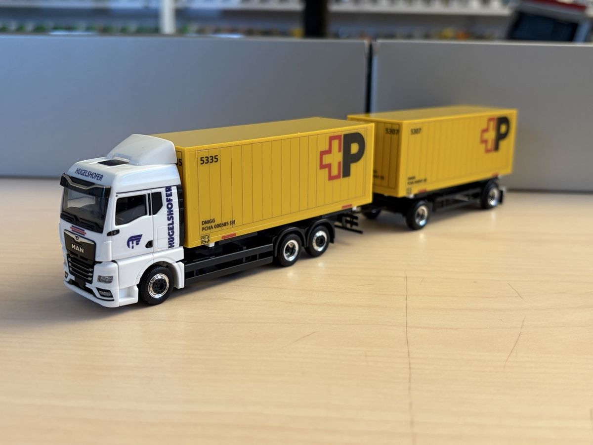 Herpa Modellini d'auto: MAN TGX GM Hugelshofer Post – Nuovo e nell'imballaggio originale da Felben-Wellhausen venduto da Mobil01