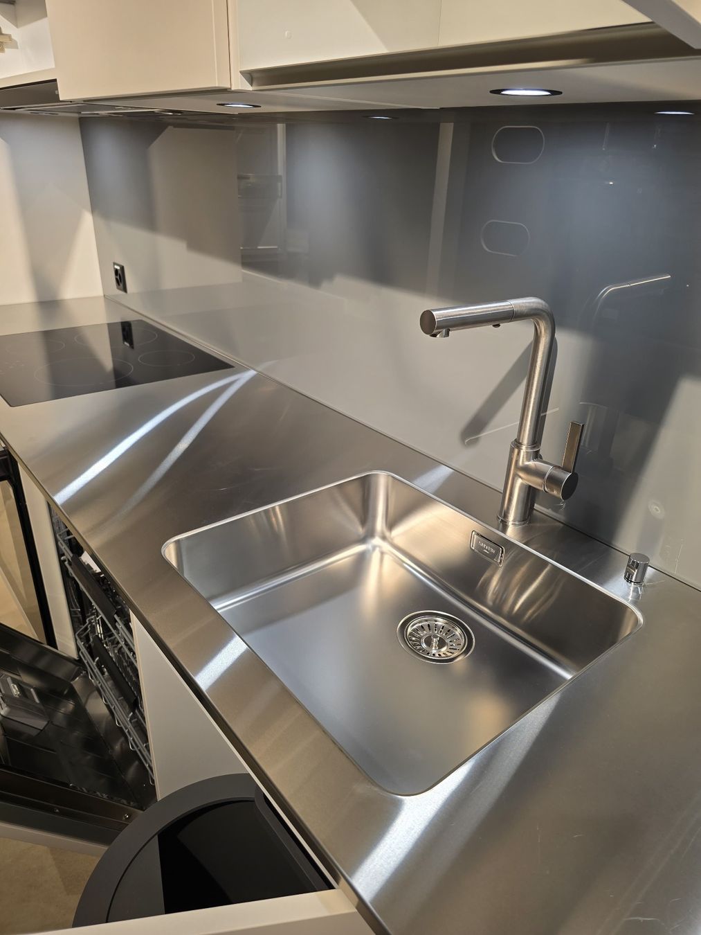 Cucine complete: Ausstellungsküche mit Edelstahlabdeckung – Usato da Niederlenz venduto da stiiifff_85 4