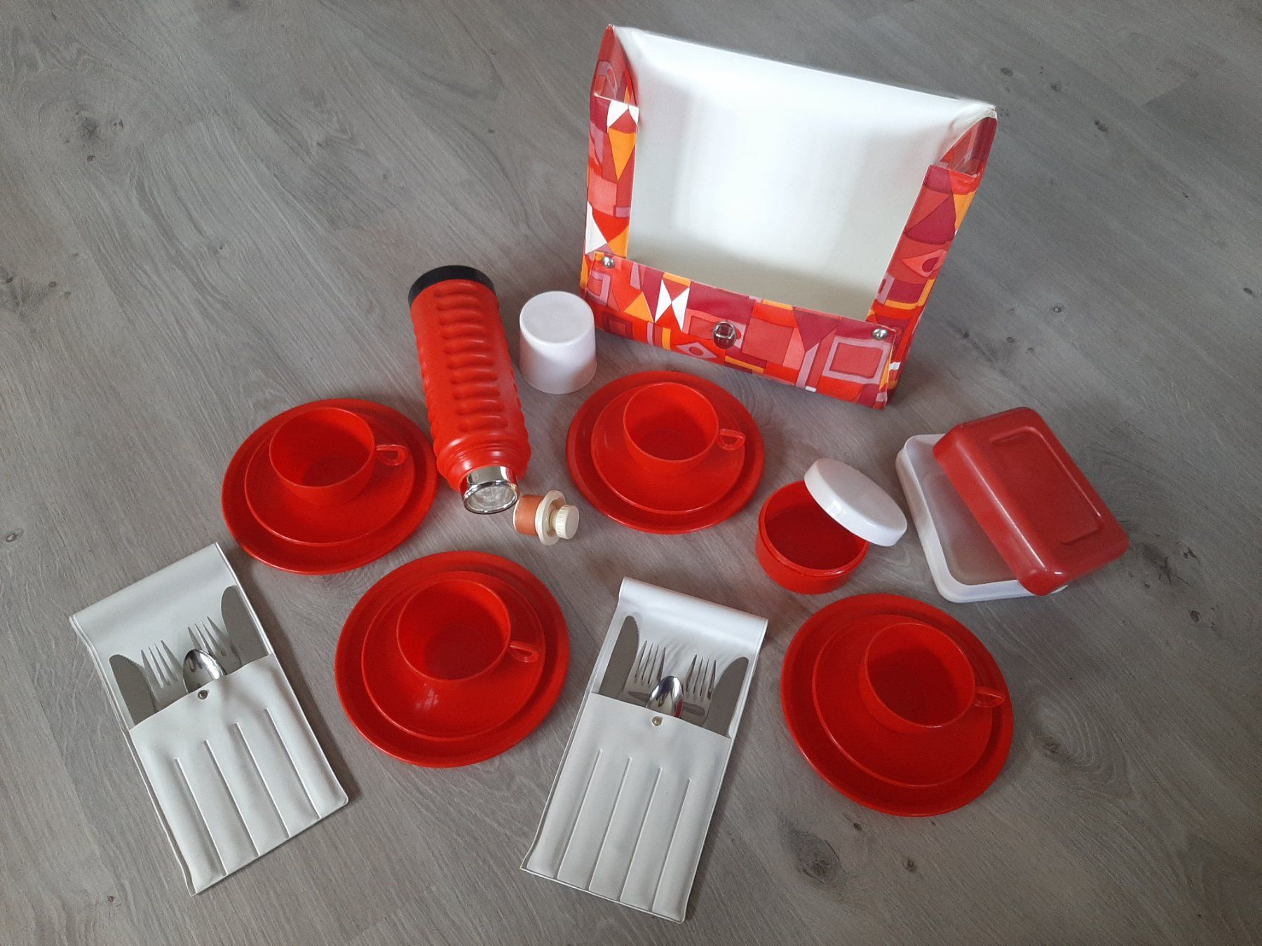 Geschirrsets: Space Age 60er 70er Vintage Oldtimer Camping Picknick Set – Gebraucht aus Erschwil von Karabella 2