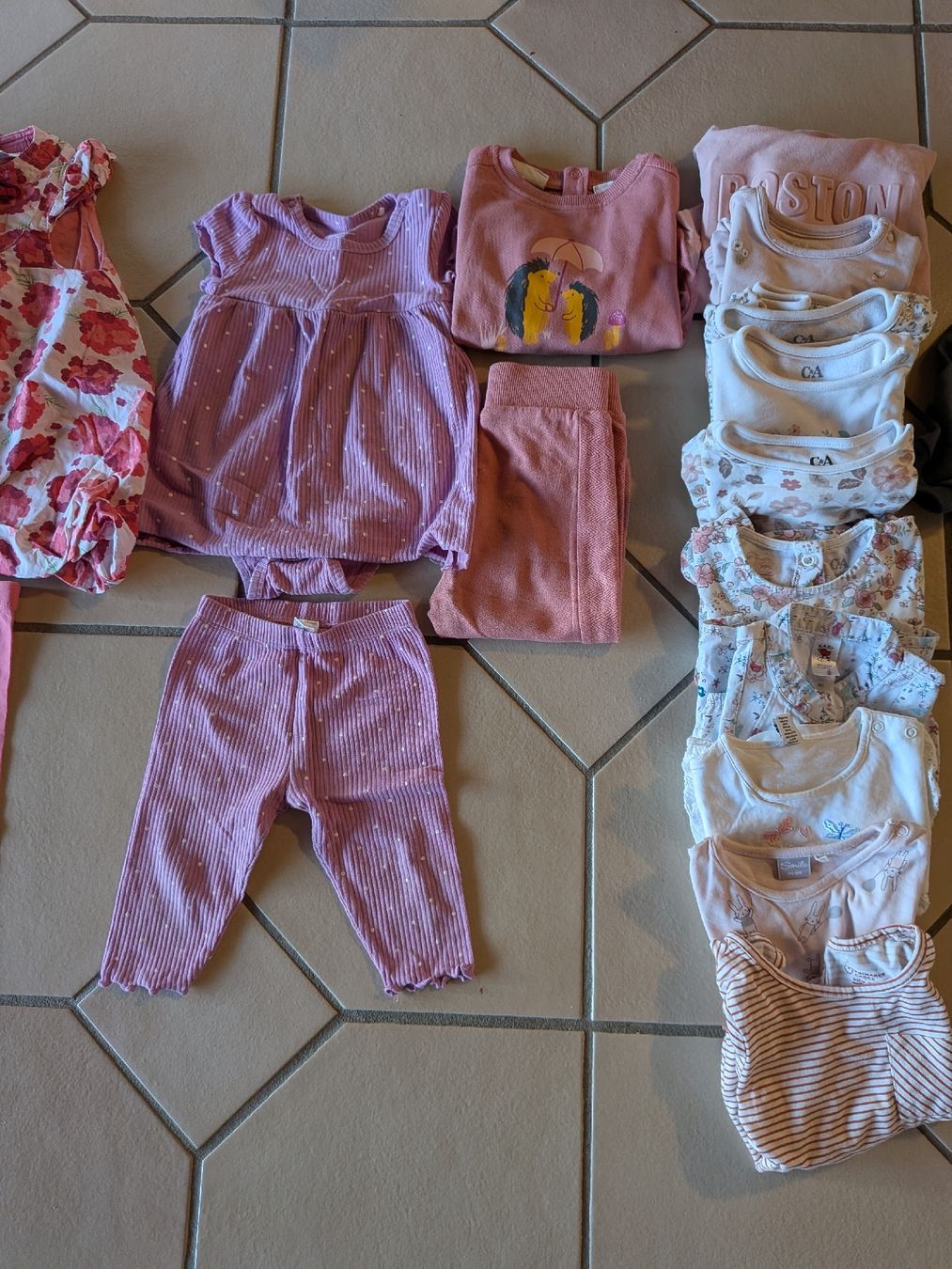Lotti & Set di vestiti: .Baby-Kleiderpaket Mädchen, Grösse 74/80 – Usato da Riken AG venduto da Roso87 3