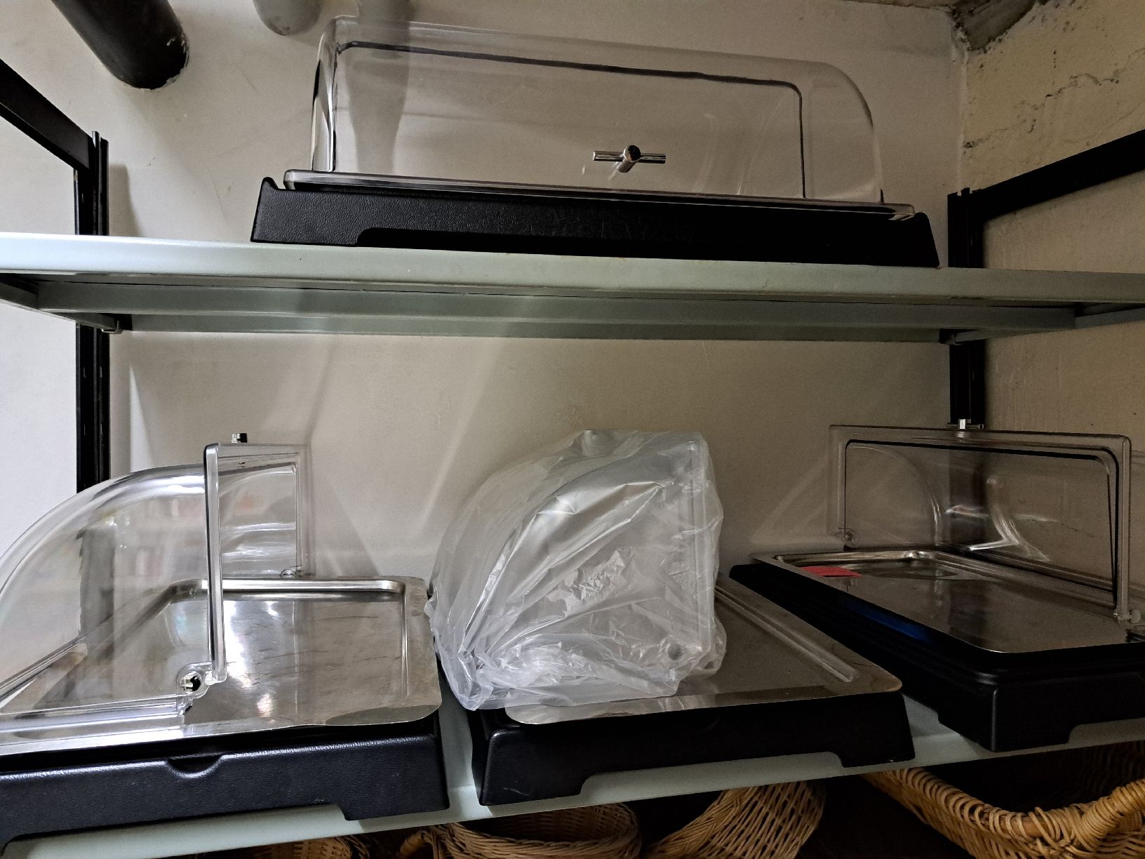 Vetrine: Buffet Vitrine ,Gekühlt 4 Stuck – Usato da Davos Platz venduto da Metler70 4