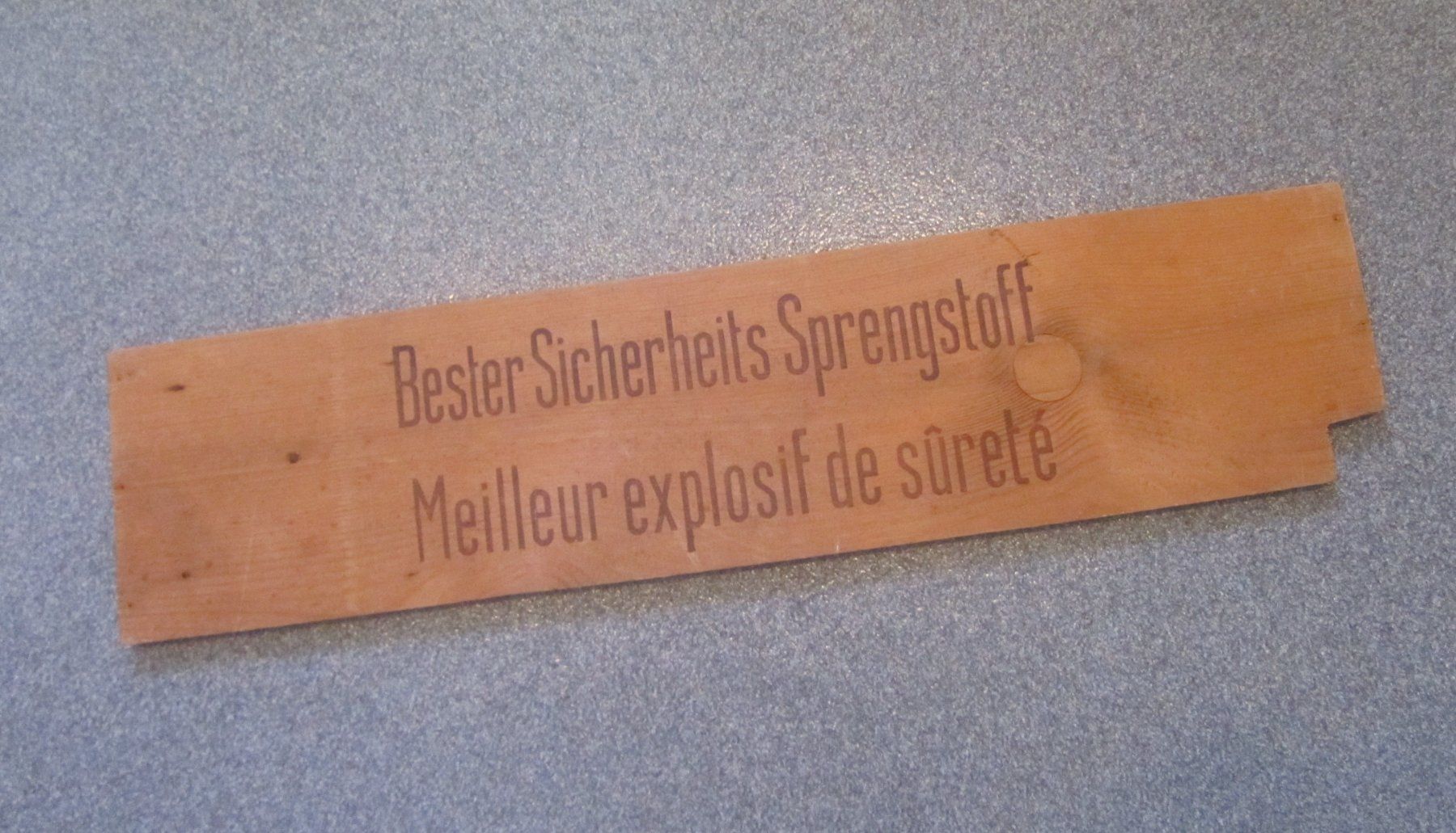 Schilder: Altes Holzschild "Bester Sicherheits Sprengstoff" – Gebraucht aus Seengen von mikelele