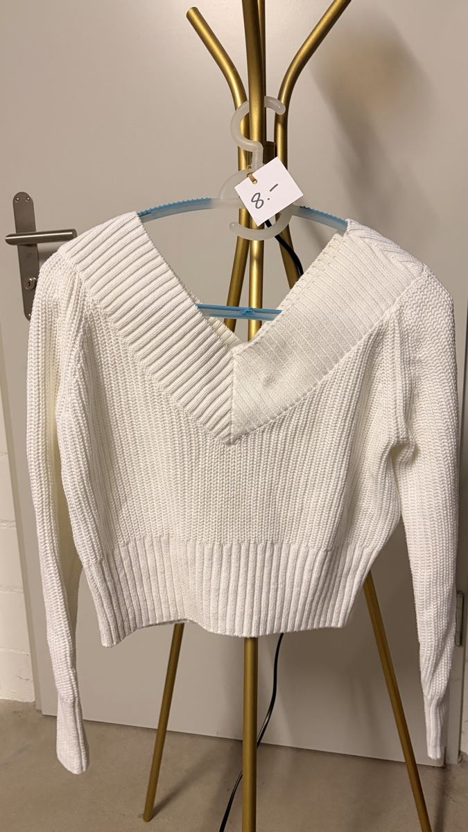 Maglioni & Felpe: Schicker weisser Pullover, V-Ausschnitt, Grösse S, ideal für – Usato da Fehraltorf venduto da ali_8wp6