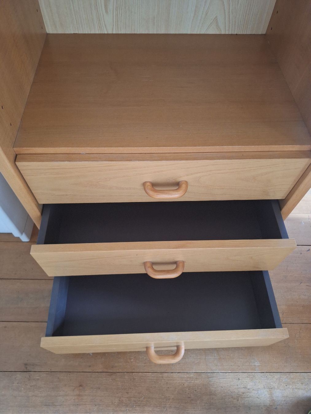 Vetrine: Vitrine Holz mit Glasfront und Schubladen – Usato da Stansstad venduto da Duracell__5 1
