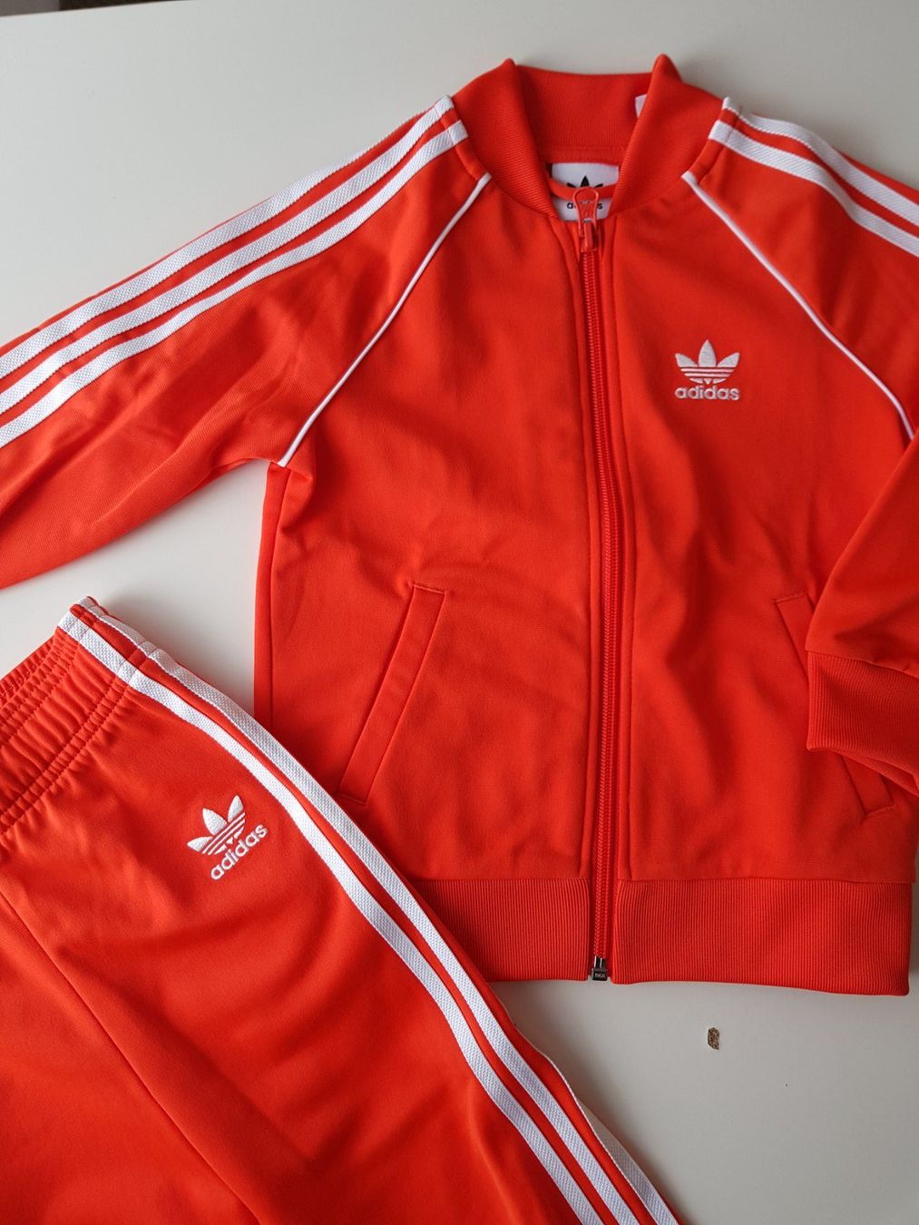 Adidas Completi: Kinder Adidas Jogginganzug – Usato da Münchenstein venduto da mt25 1