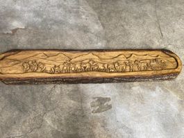 Holzbrett geschnitzt mit Alpaufzug