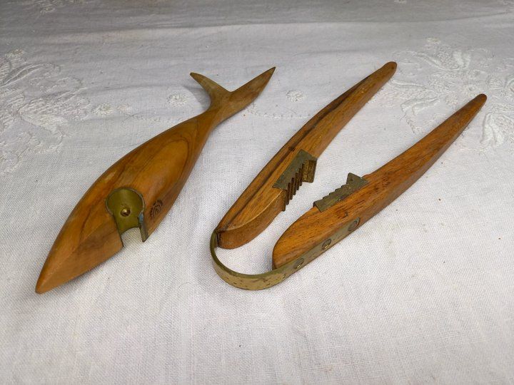 Set di piatti: Casse Noix & Décapsuleur en bois poli – Usato da Ponts-de-Martel venduto da Henri-Louis 1