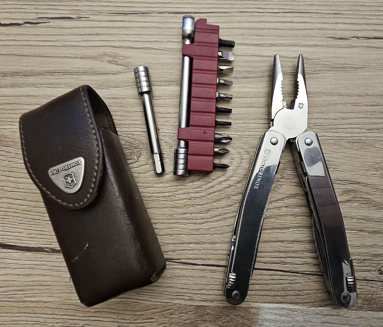 Victorinox Tutti gli attrezzi: Victorinox Multitool mit Bits und Etui guter Zustand – Usato da Worben venduto da Quest