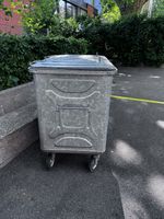 Grosser Müllcontainer mit Rollen Metall Zustand gebraucht