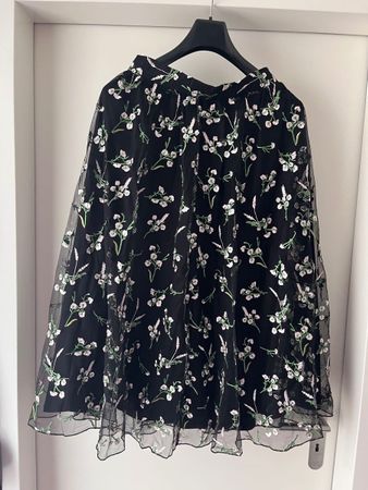 Schwarzer Tüllrock mit Blumenstickerei – Grösse M/L