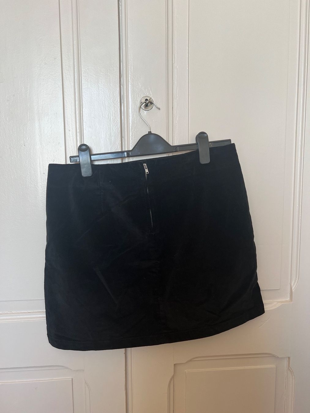 Jupes: Mini jupe en velours noir 42 – D'occasion à Neuchâtel par Thesebootsaremadeforwalking 1
