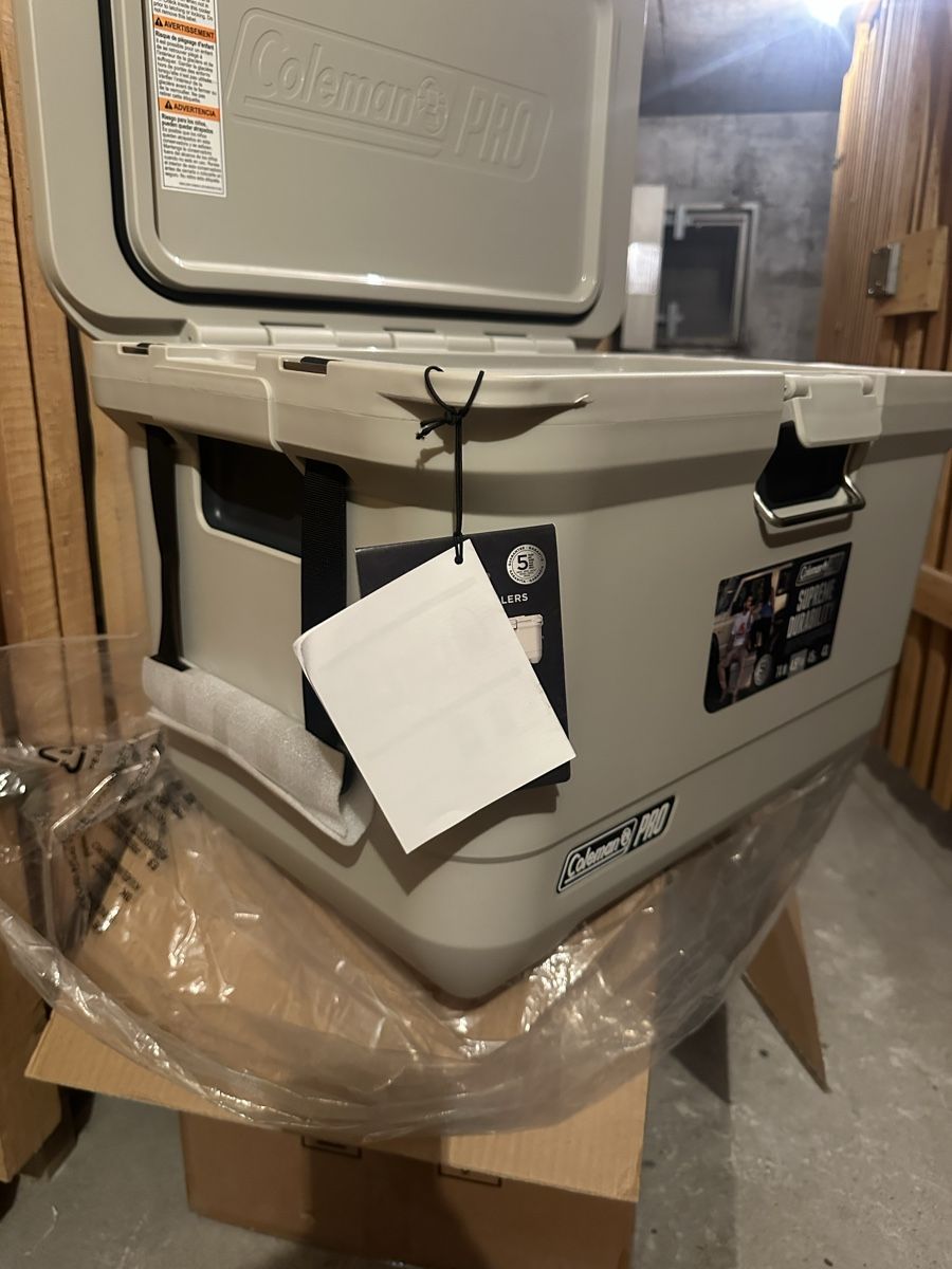 Coleman Frigoriferi & Refrigeratori: Coleman Pro 45qt Kühlbox – Nuovo e nell'imballaggio originale da St. Gallen venduto da 987JDBA