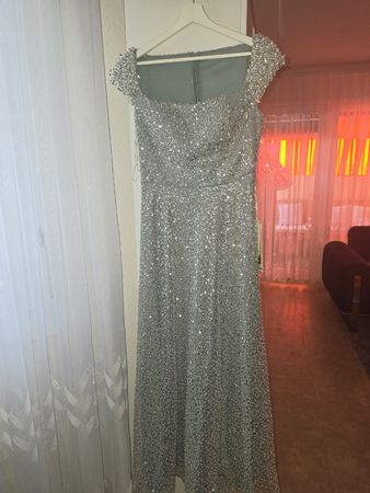 Abendkleid mit Perlen und Steinen Grösse S neu