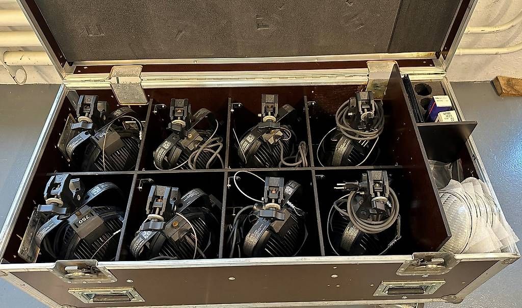 Lampade: ETC Source Four Par Scheinwerfer 8er Set inkl. Case – Usato da Rüti ZH venduto da Philippek 1