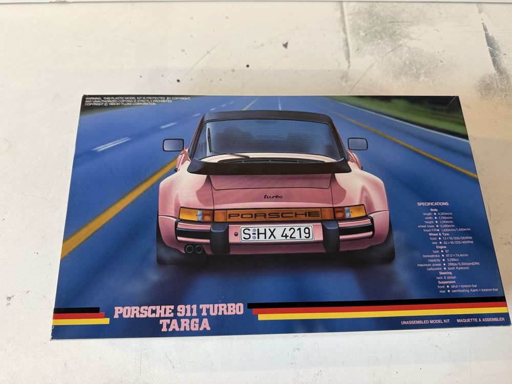 Fujimi 1/24 - Porsche 911 Carrera Targa 1985 Plastic Model Car Kit 7427265013874