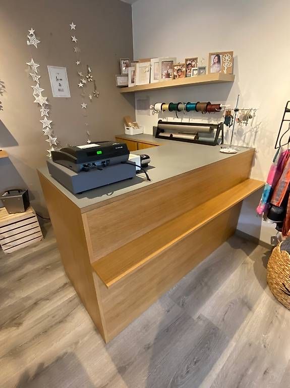 Allestimento di negozi e stand fieristici: Comptoir de vente en chêne plaqué – Usato da Prangins venduto da jud_ggx6 1