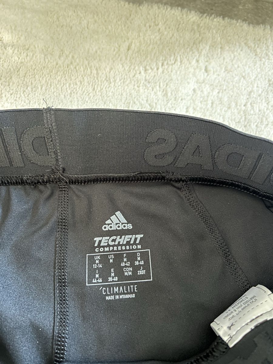 Adidas Leggings: Short Adidas Techfit Compression noir jamais porté. Taille M – Neu (gemäss Beschreibung) aus La Chaux-de-Fonds von jul_5kd8 1