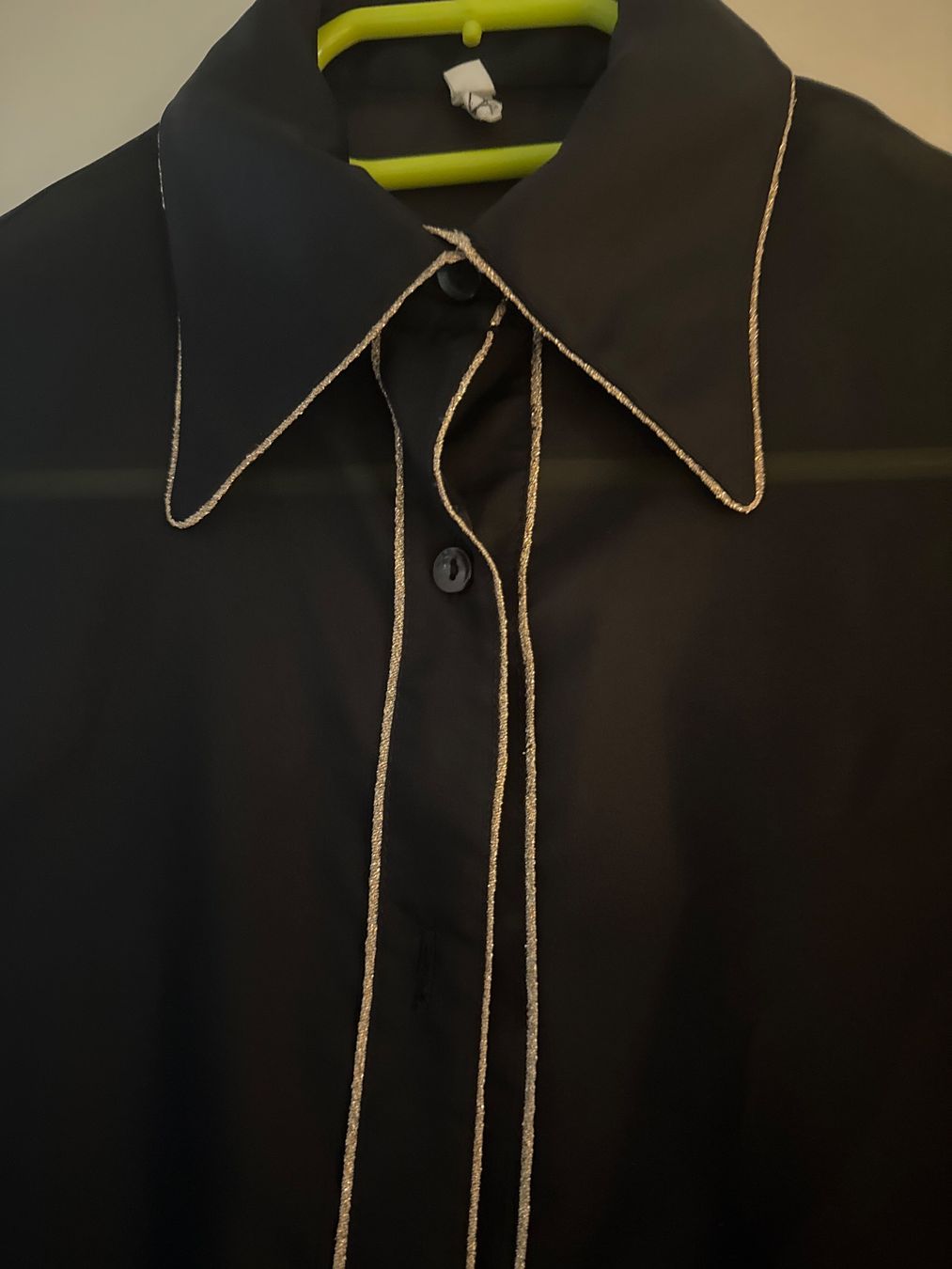 Camicette: Elegante, schwarze Bluse mit Goldrand - Grösse 38 – Usato da Gersau venduto da Second-Hand-Shop 1