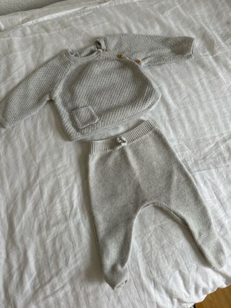 Neugeborenes Trikot, hellgrau, wie neu.