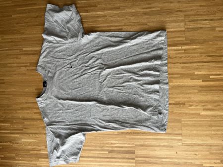 Nike T-Shirt - grau - Mini Swoosh - L