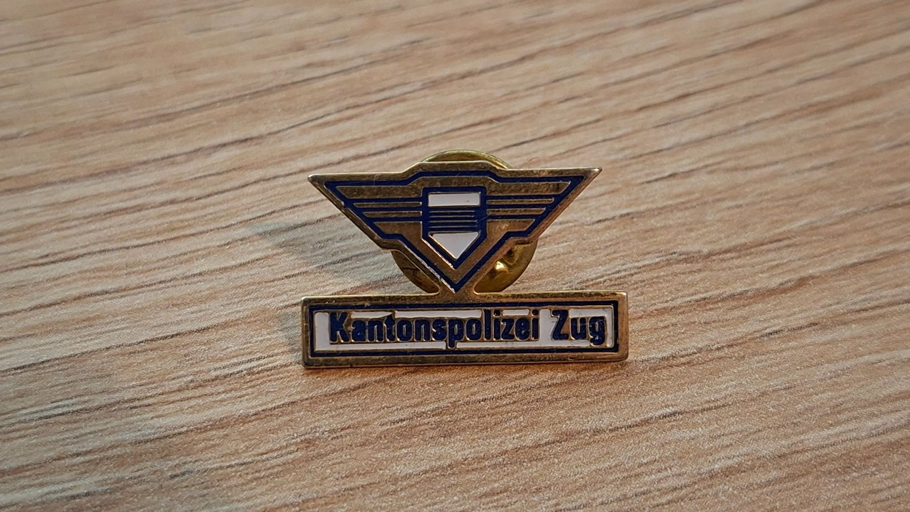Plaquettes & Badges: Kantonspolizei Zug Ansteckpin – D'occasion à Goldau par Sarantantan