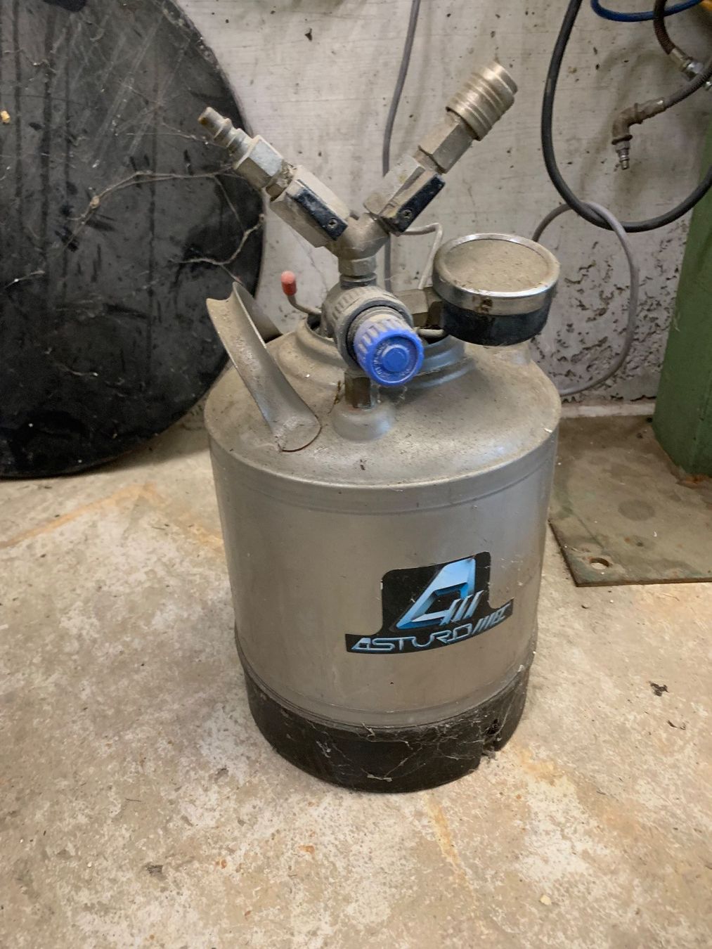 Autres accessoires p. véhicule: Luftdruckbehälter ASTURO mit Manometer gebraucht – D'occasion à Wittenbach par newzealand09