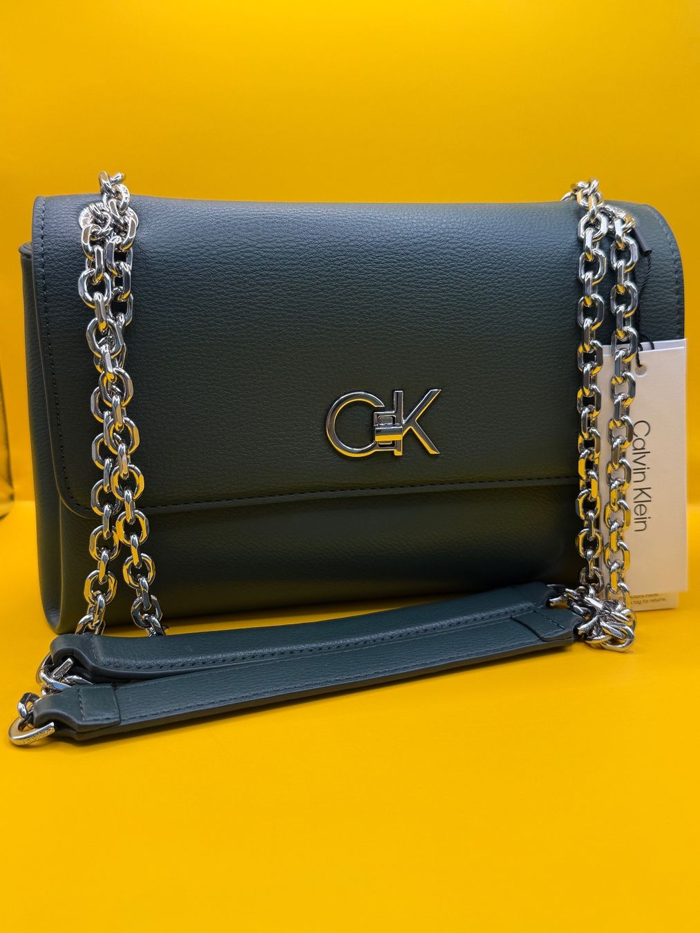 Calvin Klein Borse da donna: CALVIN KLEIN - RE-LOCK SCHULTERTASCHE - 25 CM – Nuovo e nell'imballaggio originale da Dietikon venduto da gab_qz7y 1