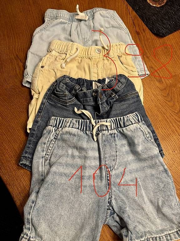 Pantaloni: Jungs Shorts 98/104 – Usato da Hombrechtikon venduto da Loona82