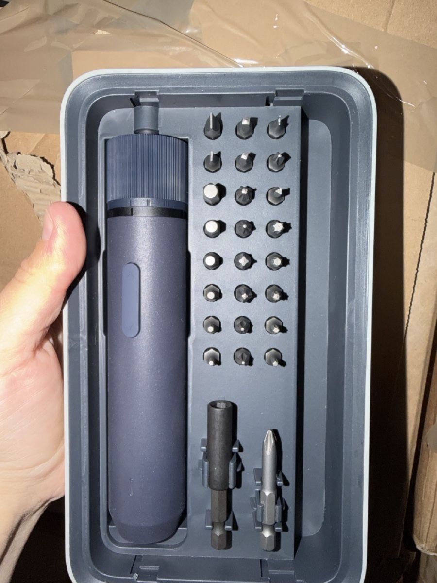Alle Werkzeuge: Elektrischer Schraubendreher mit Bitsatz neu – Neu und originalverpackt aus Flamatt von Vm_t